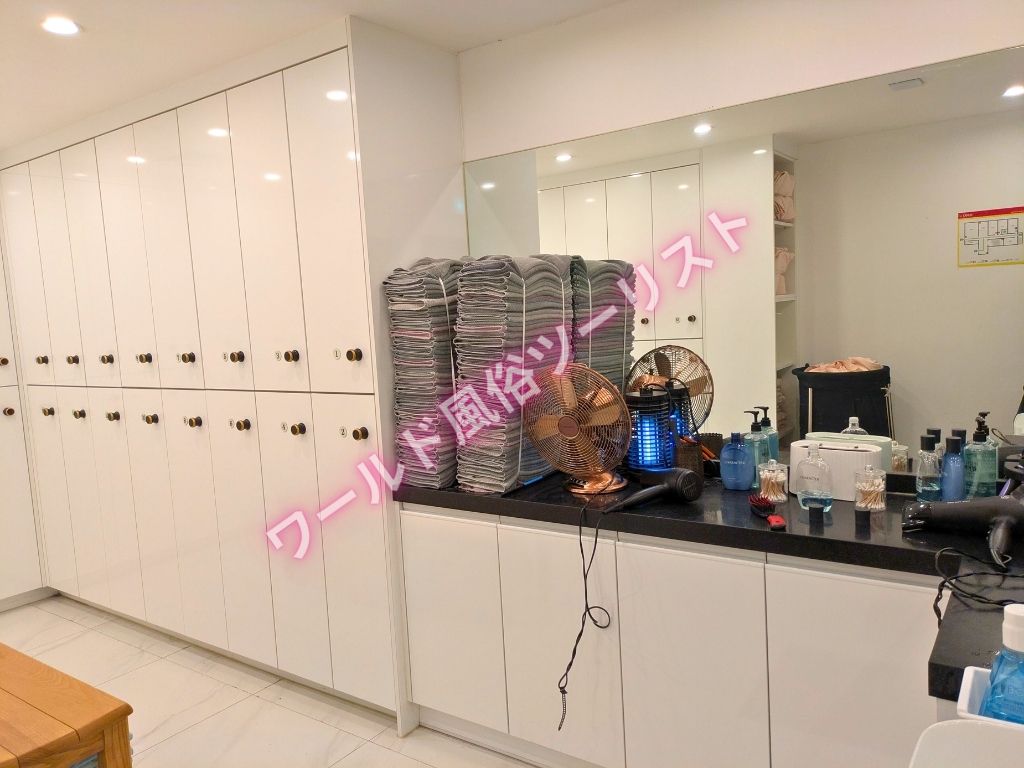 ロッカーで着替えてシャワーを浴びる