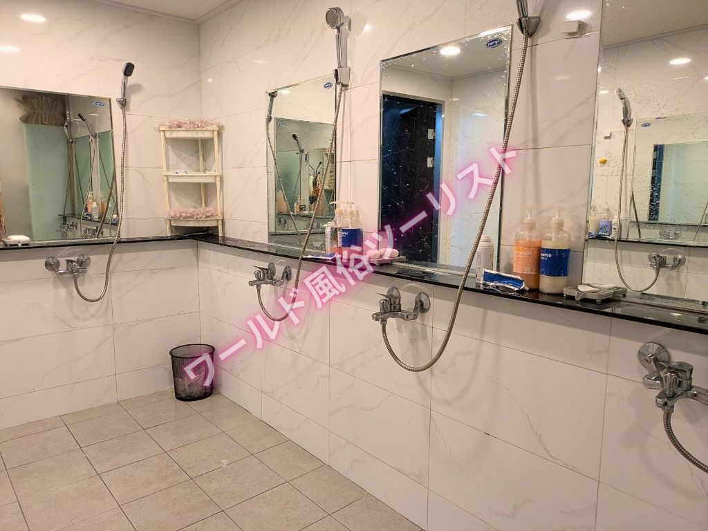 ロッカーで着替えてシャワーを浴びる