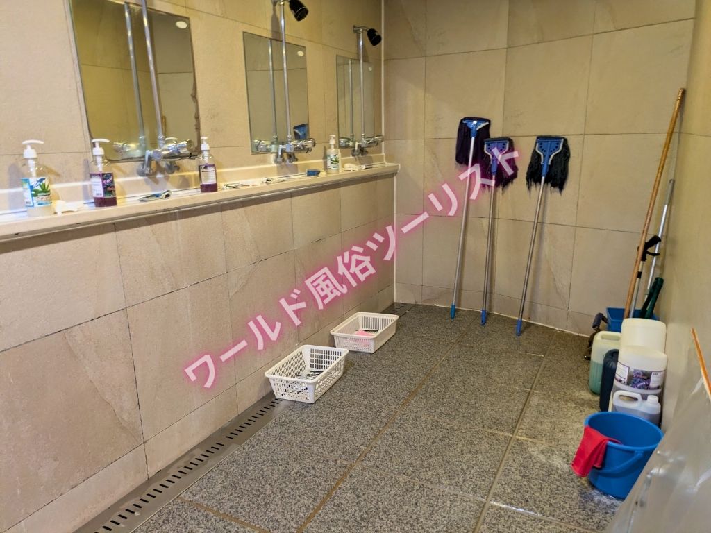 ロッカーで着替えてシャワーを浴びる